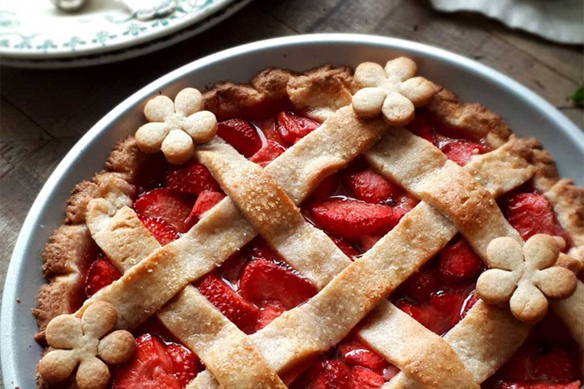 Crostata croccante di fragole e mele