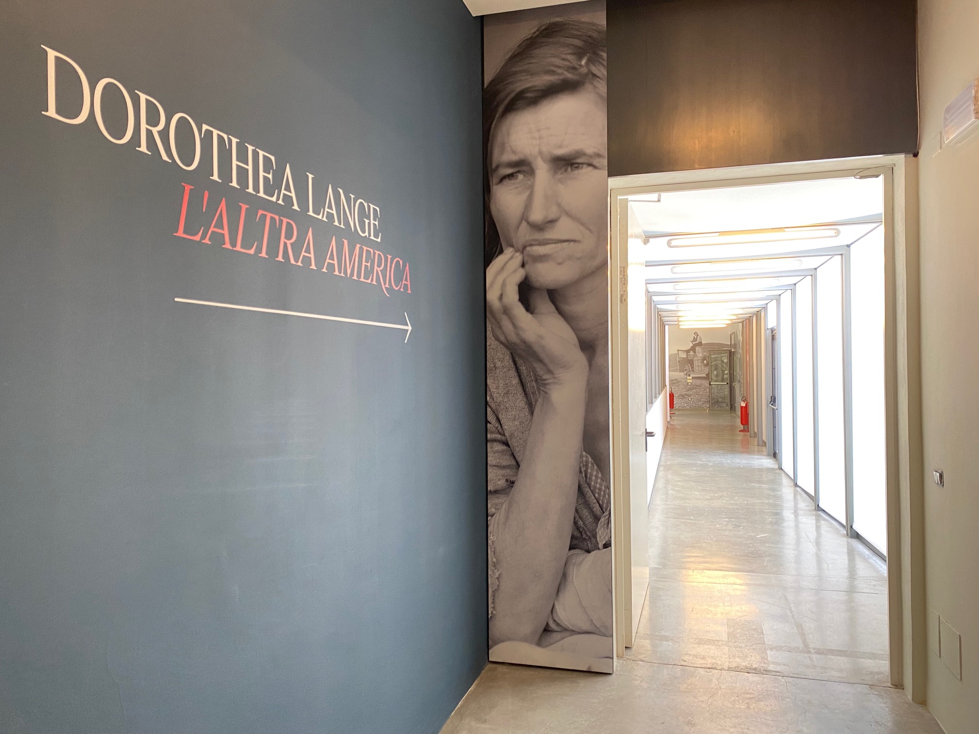 Entrata della mostra dedicata a Dorothea Lange