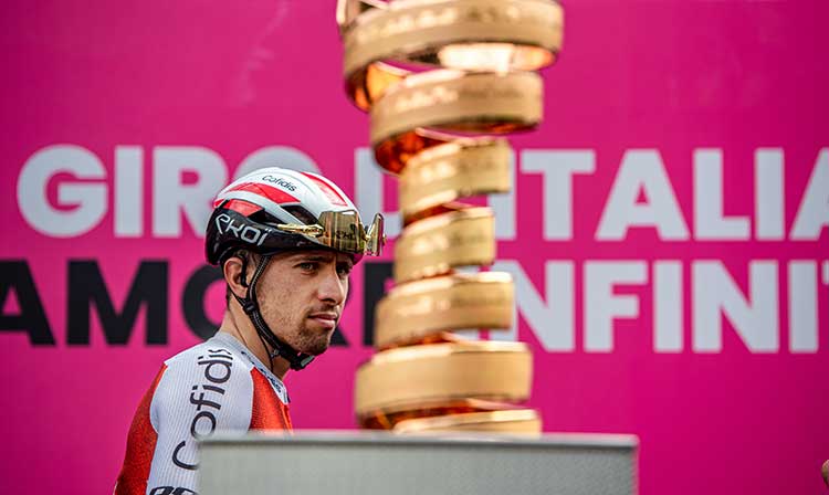 foto realizzata da poci's, ciclista che osserva il trofeo
