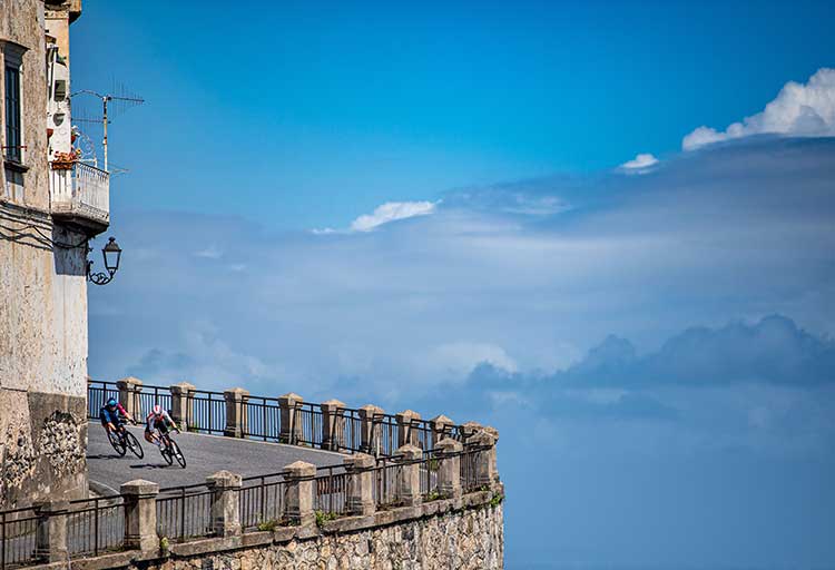 foto realizzata da poci's, due ciclisti in una discesa