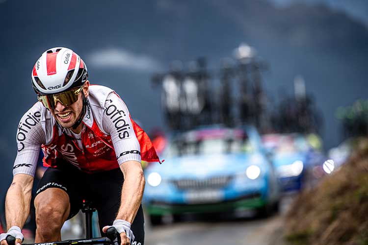 foto realizzata da poci's, primo piano di un ciclista con sfondo auto