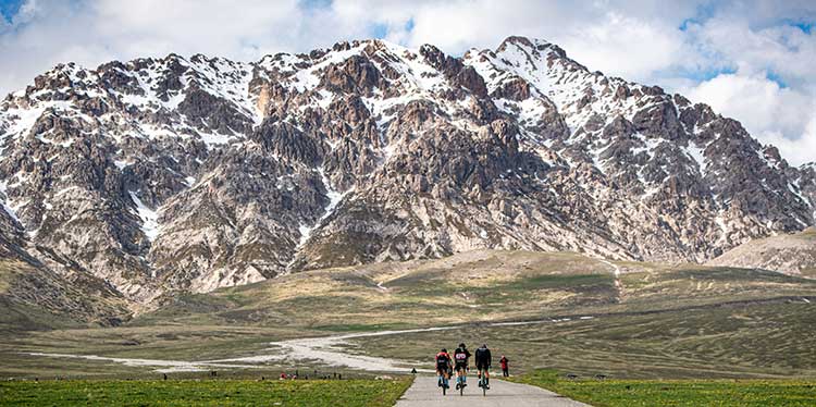 foto realizzata da poci's, tre ciclisti che vanno verso le montagne
