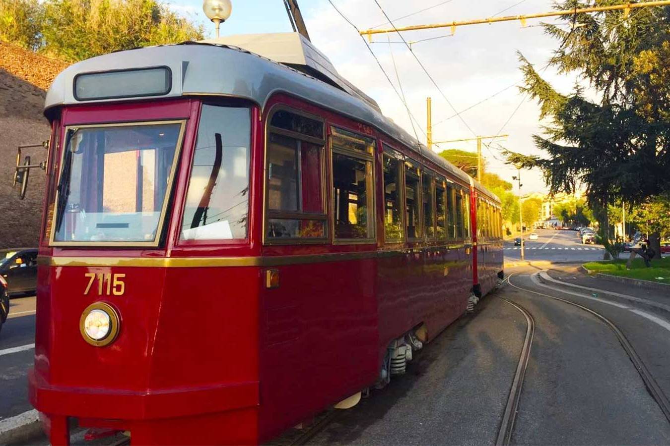 Tour di Roma in Tram anni 40 con Aperitivo 