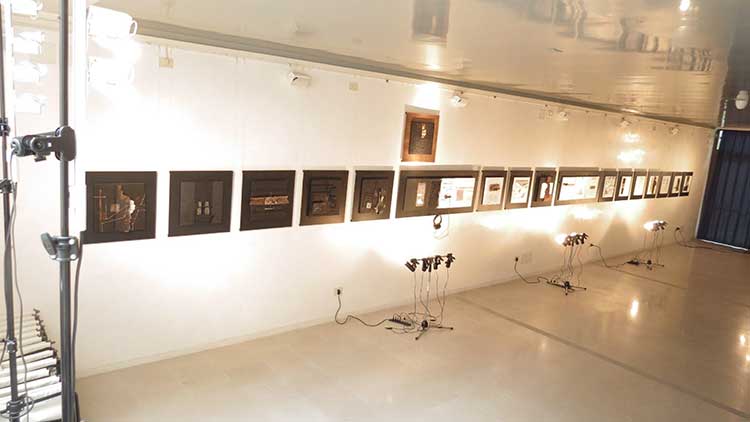 Immagine della mostra Cammino di una parete con differenti opere