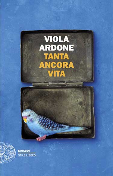 Copertina del libro Tanta ancora vita scritto da Viola Ardone edito da Einaudi