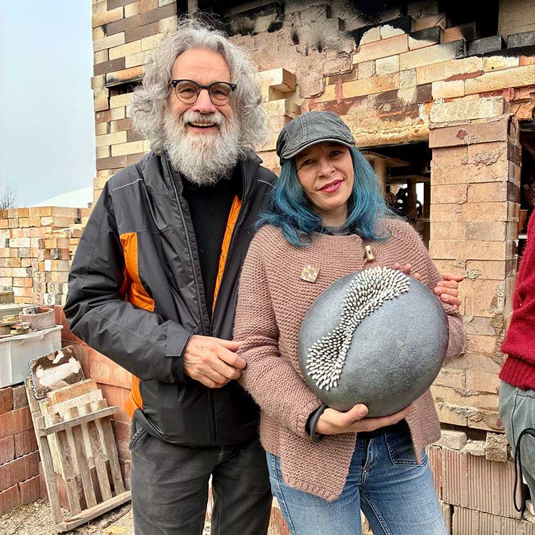 Foto di Angelica Tulimiero e Ivano Costenaro. Angelica ha in mano la sua opera in ceramica Non compliant