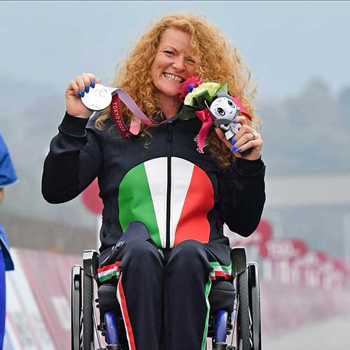 Francesca Porcellato con la sua medaglia d'argento conquistata alle Paralimpiadi di Tokyo 2020 all'età di 51 anni
