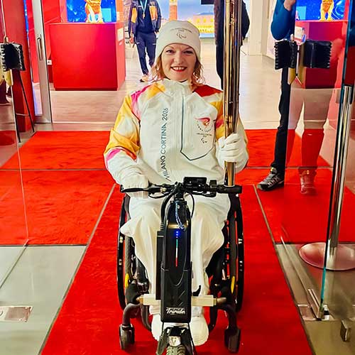 Francesca Porcellato a Milano Cortina 2026 mentre tiene la fiamma