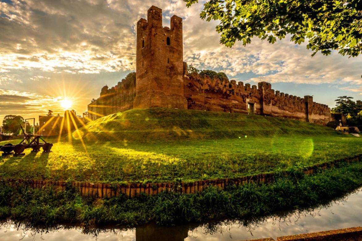 Castelfranco: riflessi di luce e storia