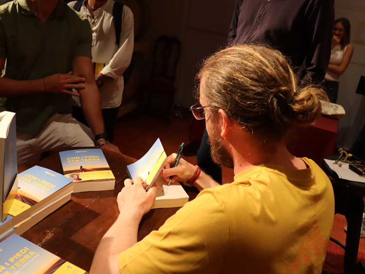 Immagine di Nicolò Guarrera che firma le copie durante l'evento