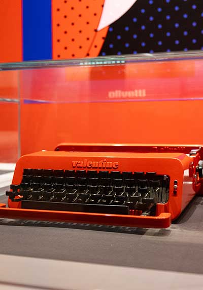 Foto di una macchina da scrivere Olivetti esposta alla mostra