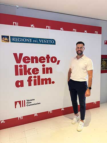 Marko con lo sfondo un wall di Veneto Film Commission e il titolo Veneto, like in a film