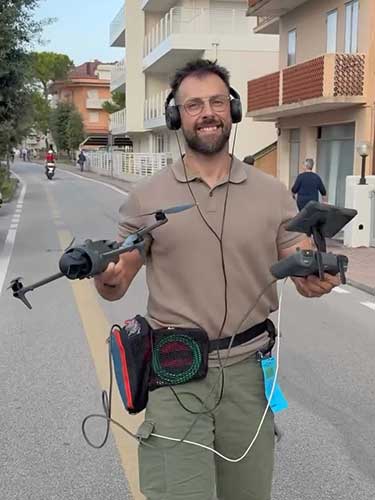 Marko con in mano un drone