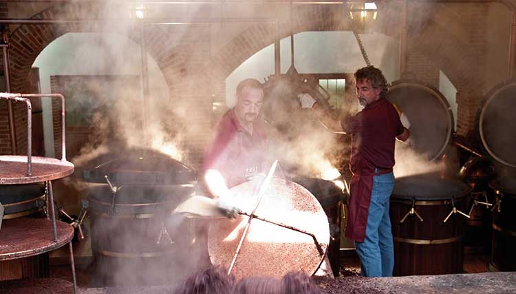 Andrea e Jacopo che lavorano presso Poli Distillerie