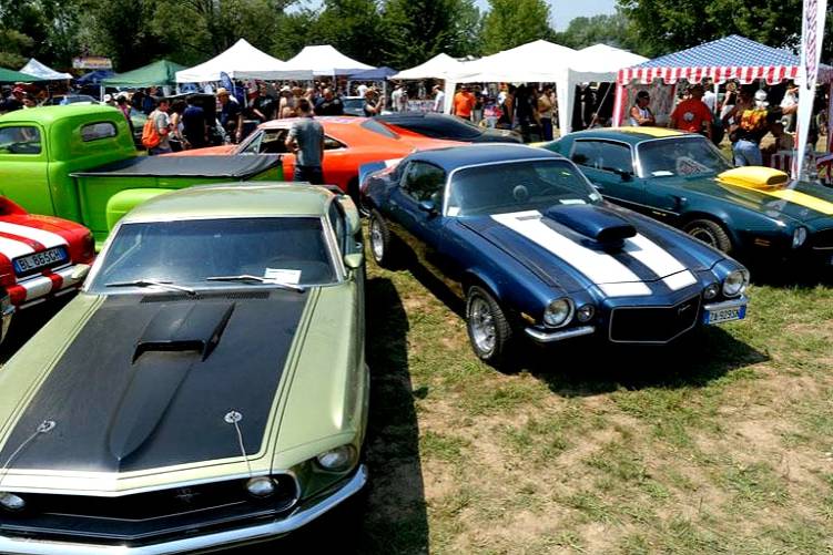 Raduno Auto Americane in centro storico ed esposizione di oggetti vintage