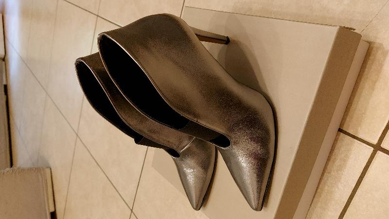 Stivaletti mezzastagione con il tacco