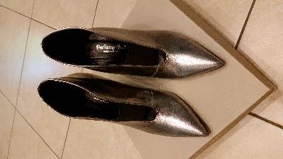 Stivaletti mezzastagione con il tacco