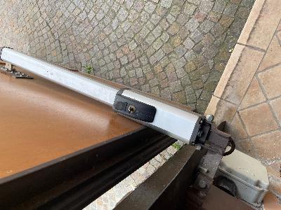 PORTONE A BATTENTE MOTORIZZATO