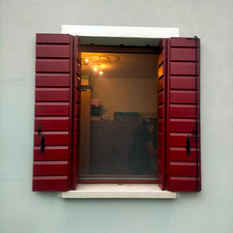 Scuri in legno colore rosso