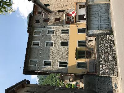 A San Gaetano (Valstagna) casa di 4 piani con 2 ingressi. Da ristrutturare
