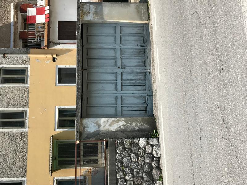 A San Gaetano (Valstagna) casa di 4 piani con 2 ingressi. Da ristrutturare