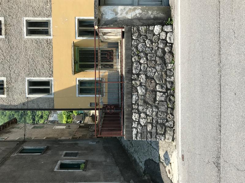 A San Gaetano (Valstagna) casa di 4 piani con 2 ingressi. Da ristrutturare