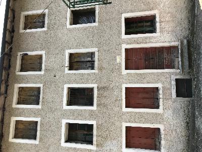 A San Gaetano (Valstagna) casa di 4 piani con 2 ingressi. Da ristrutturare