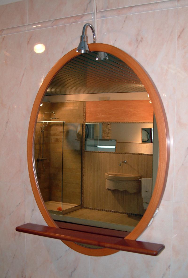 Specchio ovale in legno