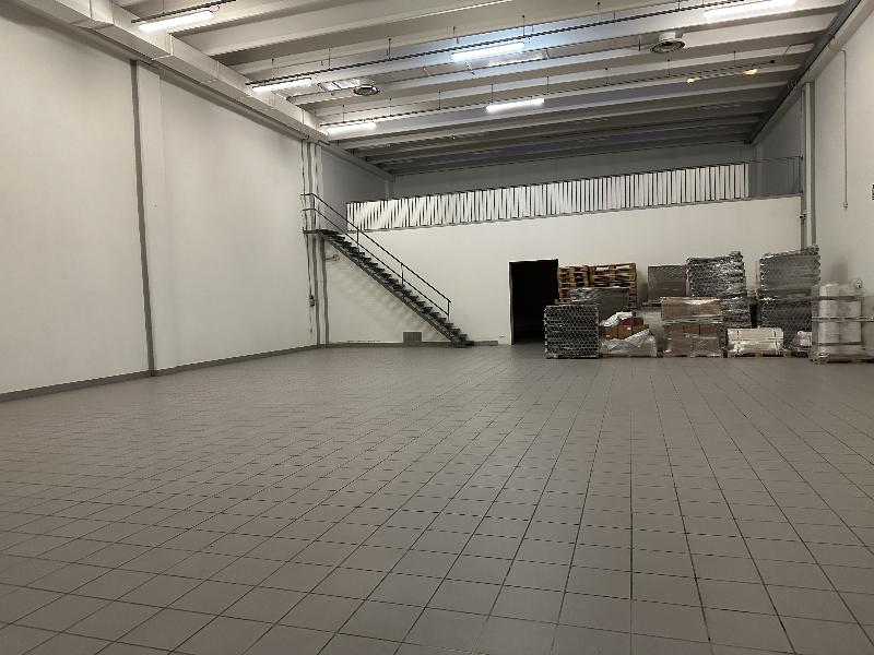 AFFITTASI 500 MQ MAGAZZINO