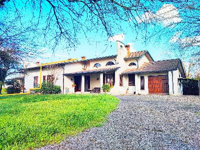 Villa bifamiliare con ampio giardino