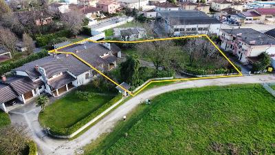 Villa bifamiliare con ampio giardino