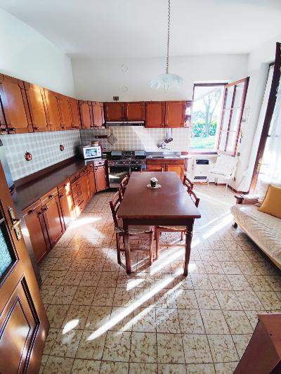 Villa bifamiliare con ampio giardino