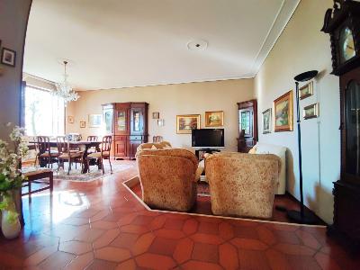 Villa bifamiliare con ampio giardino