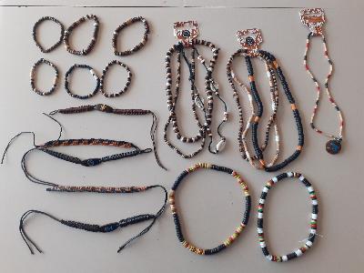 20 PZ. COLLANINE E BRACCIALETTI - CHILLING TIME (NUOVI)