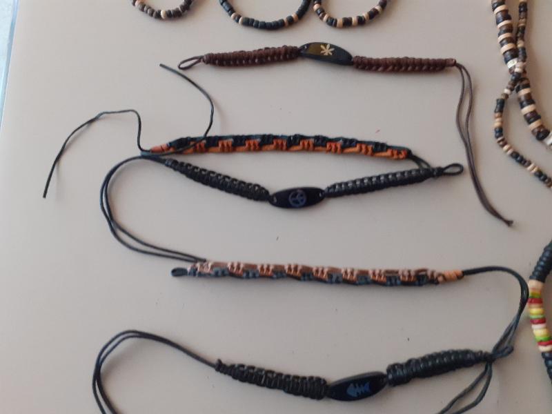 20 PZ. COLLANINE E BRACCIALETTI - CHILLING TIME (NUOVI)