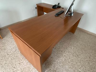 Scrivania con allungo laterale e cassettiera