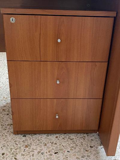 Scrivania con allungo laterale e cassettiera