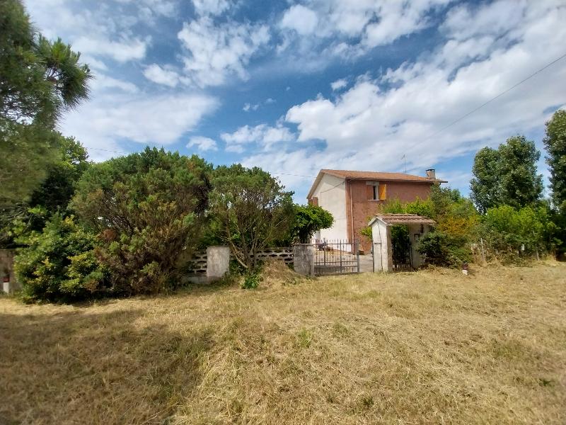 casa di campagna con campi vicino al mare