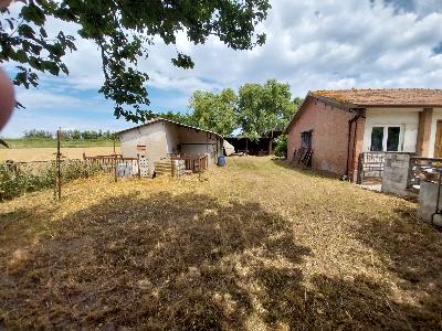 casa di campagna con campi vicino al mare