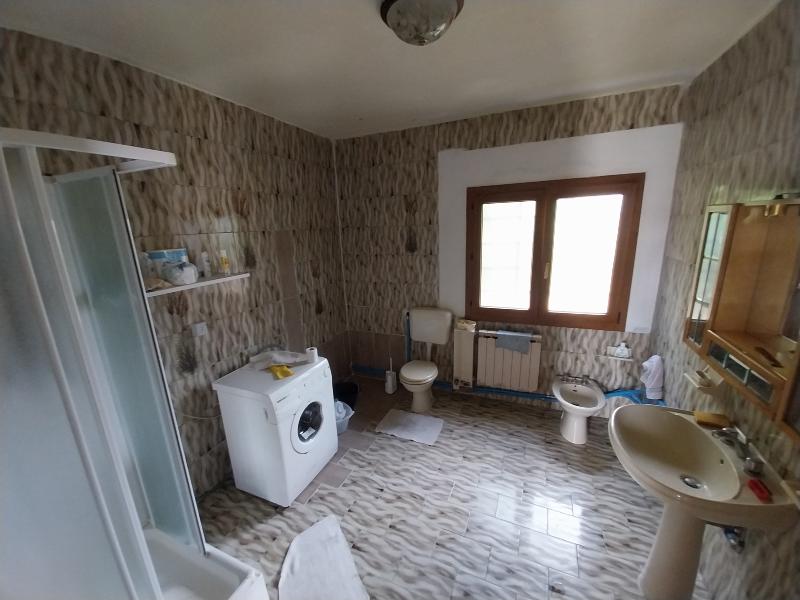 casa di campagna con campi vicino al mare