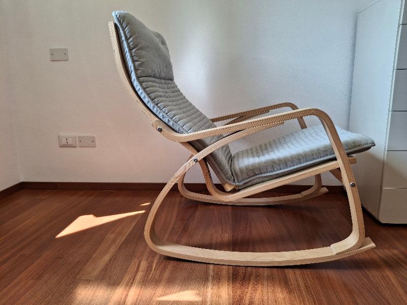 Sedia a dondolo Poang Ikea