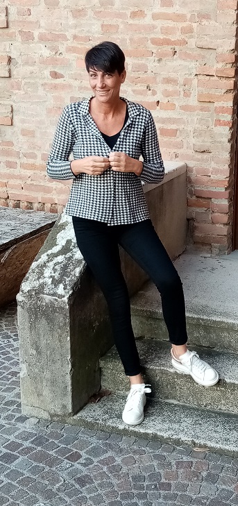 Silvana, donna alla mano