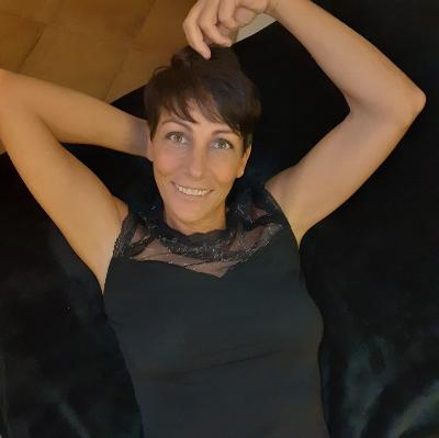 Silvana, donna alla mano