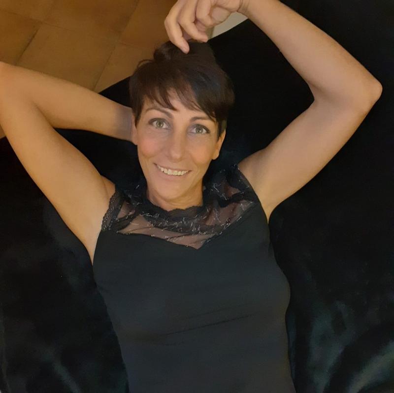 Silvana, donna alla mano