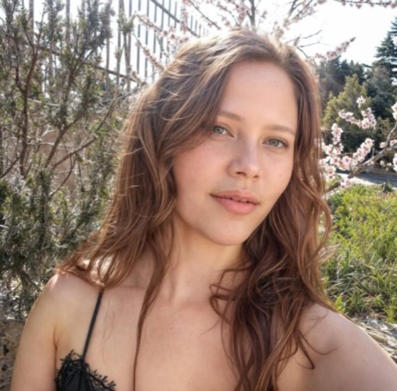 Alla, ragazza semplice 