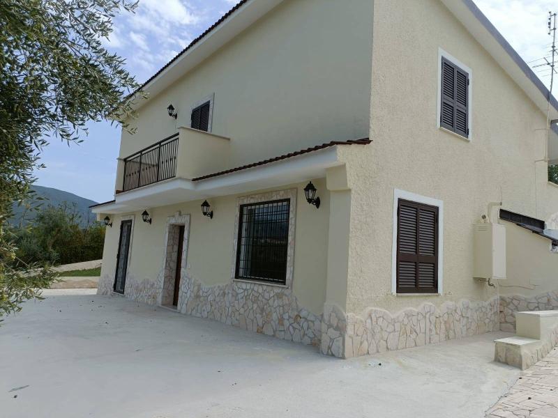 INDIPENDENTE A PALOMBARA SABINA CON TERRENO