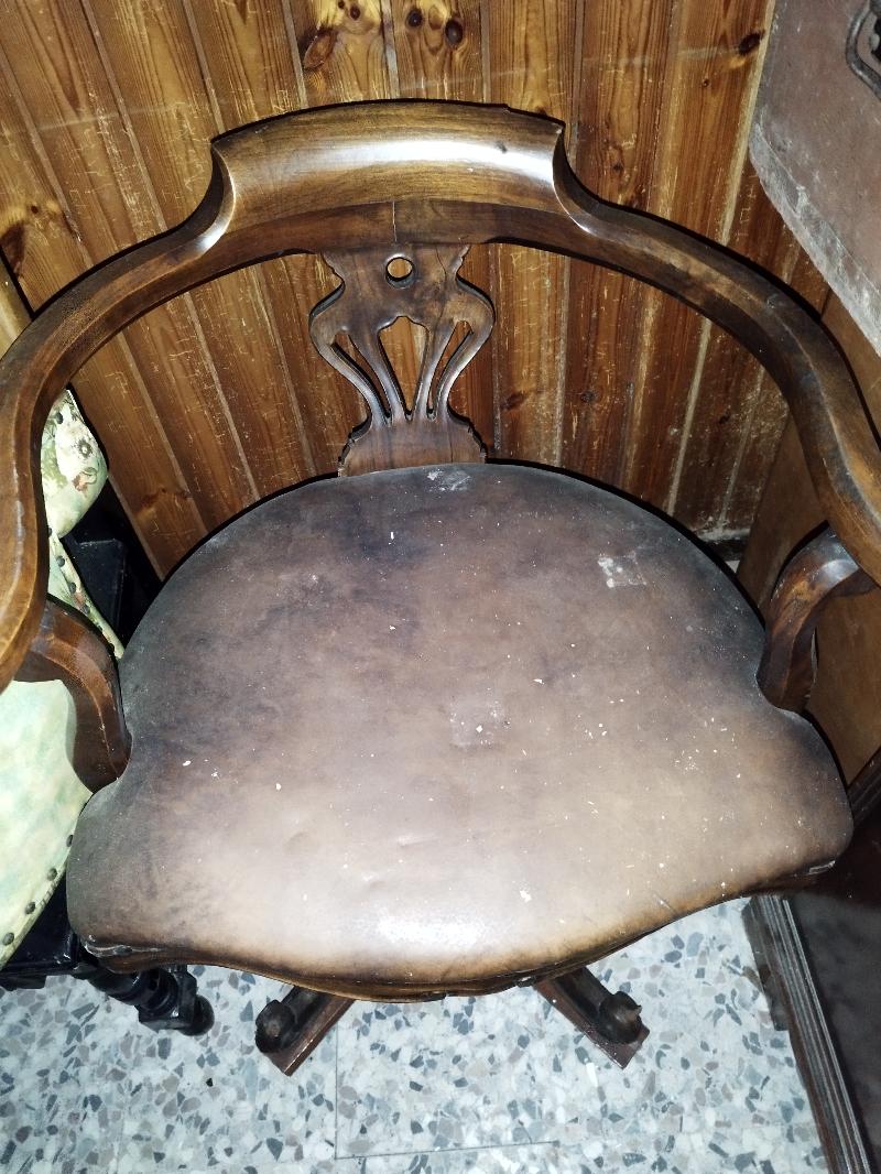 Poltroncina girevole da studio medico o notarile