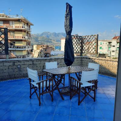 MONOLOCALE CON TERRAZZO VISTA MARE