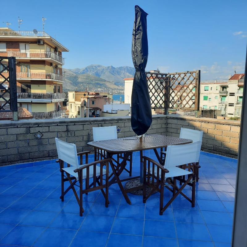 MONOLOCALE CON TERRAZZO VISTA MARE