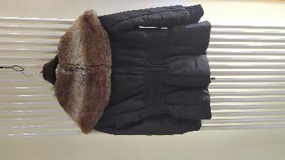 Giubbotto per donna nero con collo in finata pelliccia